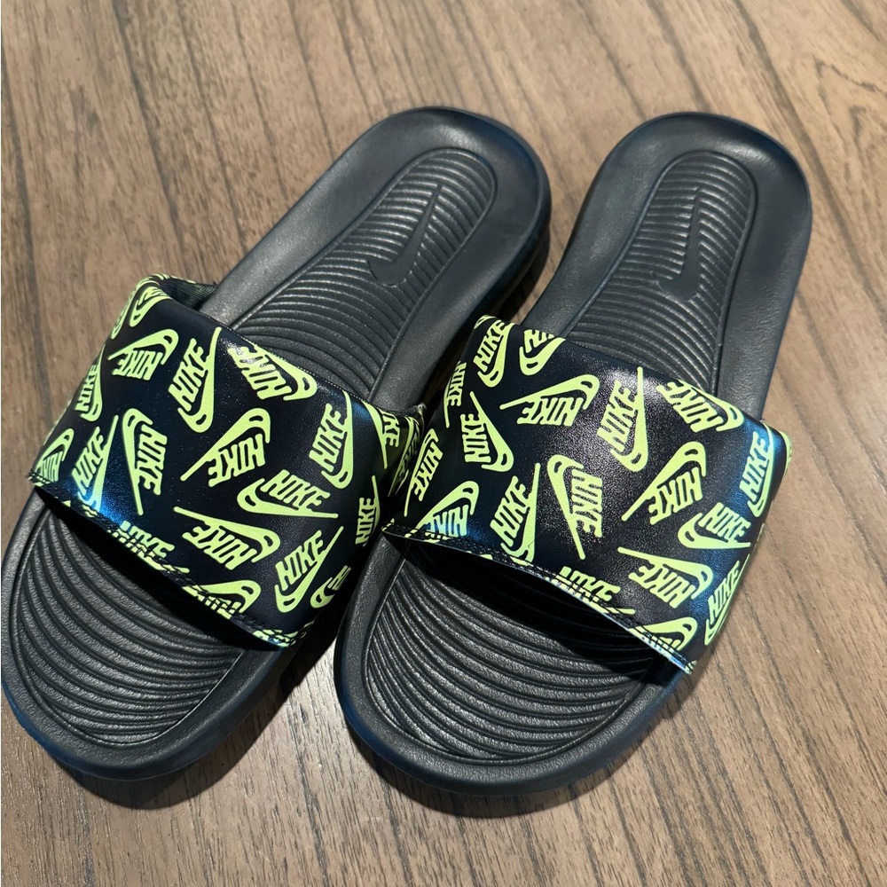 Nike Men’s Victori One Slides Black/Volt M 10